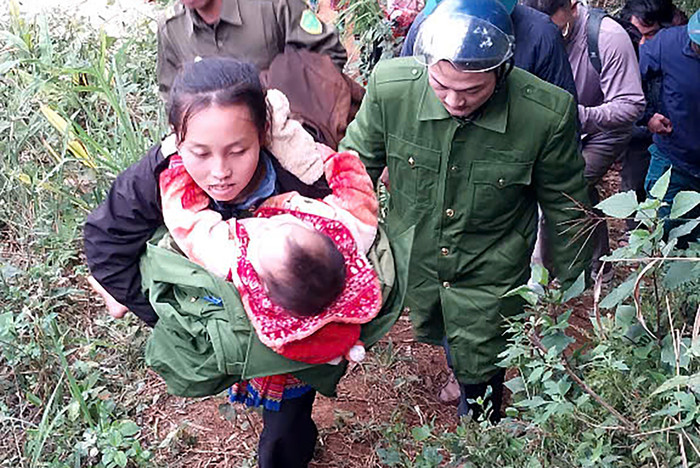 Cháu bé 2 tuổi đi lạc trong lúc đi học về