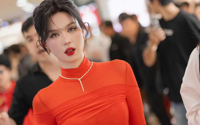 Ngọc Trinh gặp sự cố ở thang máy cuốn Ảnh 2