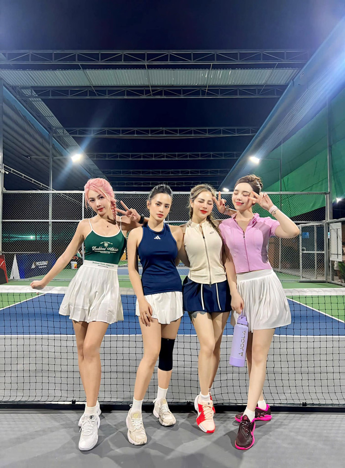 Quỳnh Kool - Bạch Lan Phương chơi pickleball cùng hội chị em. Ảnh: FBNV