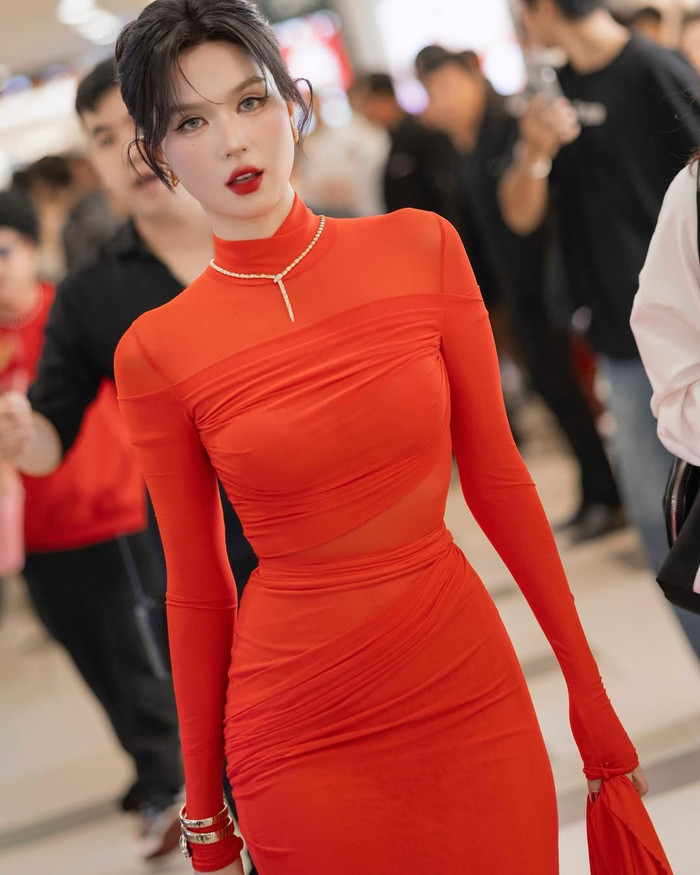 Ngọc Trinh không 'hở bạo' vẫn quyến rũ tột độ khi tham dự sự kiện. (Ảnh: FBNV)