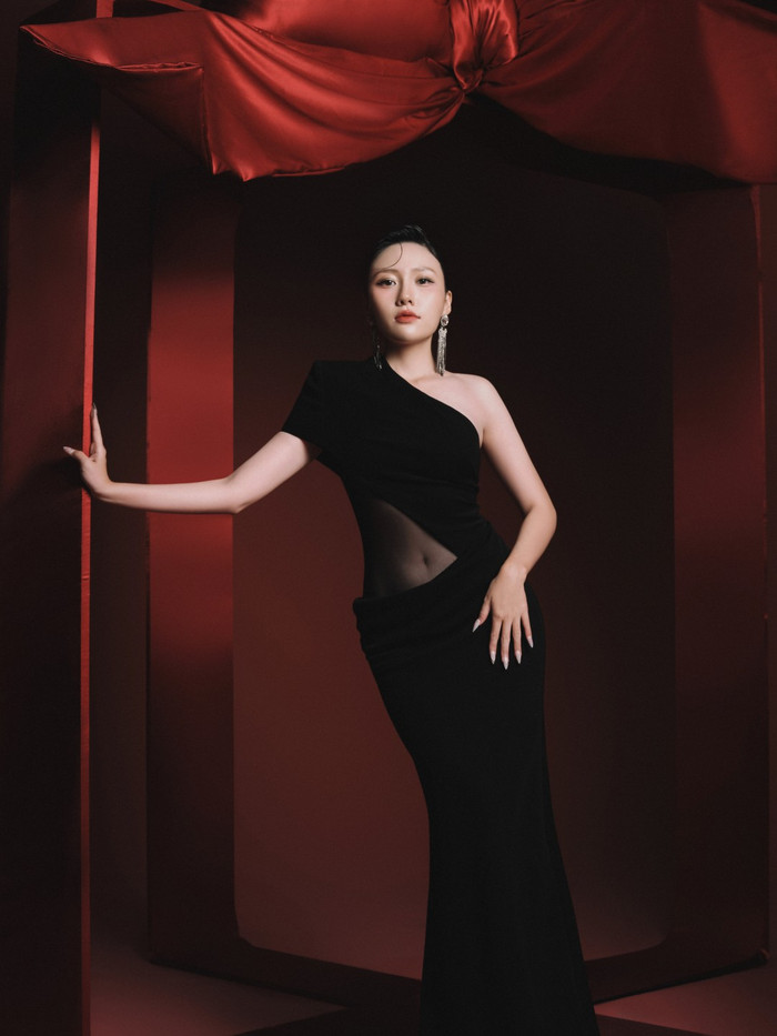 Uyển Ân - em gái Trấn Thành diện váy xuyên thấu phô trọn hình thể nóng bỏng Ảnh 2