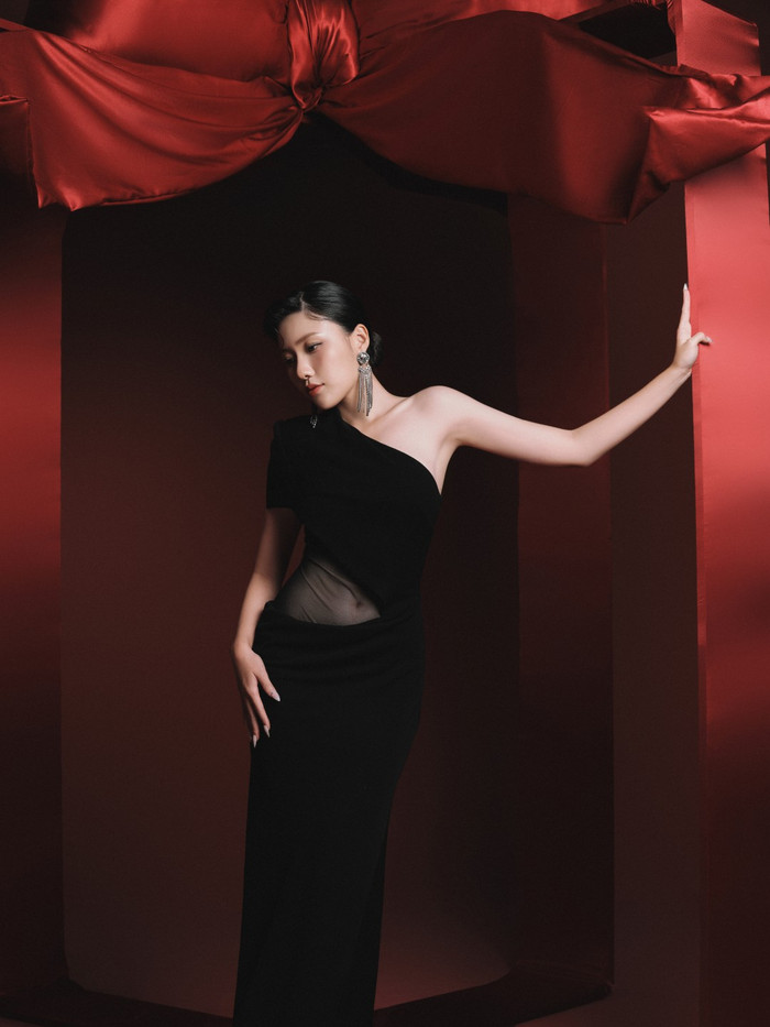 Uyển Ân - em gái Trấn Thành diện váy xuyên thấu lộ eo táo bạo.