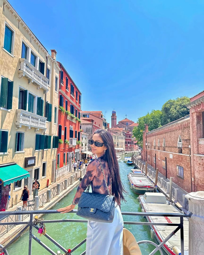 Trong một chuyến công du nước ngoài, H'Hen Niê gây trầm trồ khi phối đồ cùng món phụ kiện túi xách classic, mang form dáng lớn. Được biết, để sở hữu item này, nàng hậu dường như đã phải chi 280 triệu đồng. (Ảnh: FBNV)