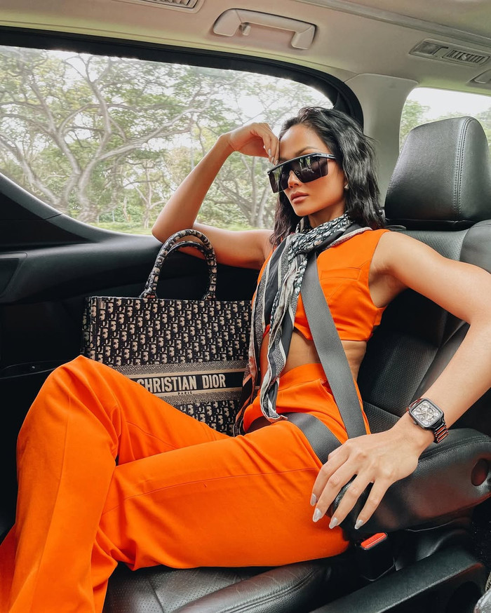 H'Hen Niê từng khiến công chúng 'phát sốt' khi 'dát' hàng hiệu kiểu combo gồm 2 - 3 món. Dàn phụ kiện này đến từ thương hiệu gắn liền với chị cả Jisoo (BLACKPINK). Trong đó, mẫu túi xách có mức giá khoảng 86 triệu đồng, kính mắt khoảng 18 triệu đồng và khăn lụa khoảng 13,5 triệu đồng. Tổng giá trị cho outfit này chưa tính quần áo rơi vào khoảng hơn 110 triệu đồng. (Ảnh: FBNV)