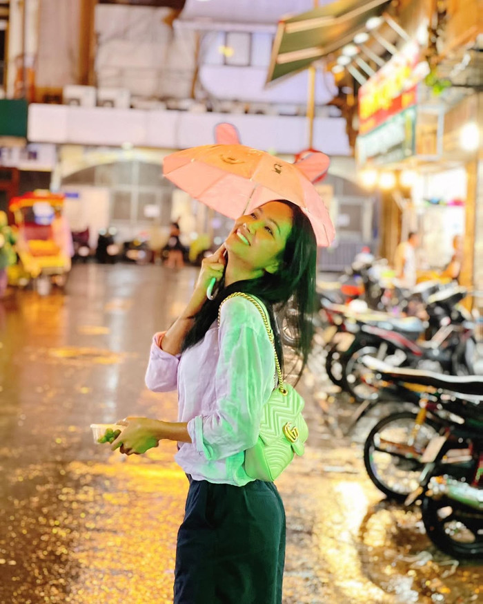 Ngoài những mẫu túi mang tông màu đen hoặc có hoạ tiết monogram ấn tượng. H'Hen Niê còn được cho đã chi khoảng 60 triệu đồng để 'tậu' thiết kế màu trắng thanh lịch, mang chất liệu da. (Ảnh: FBNV)