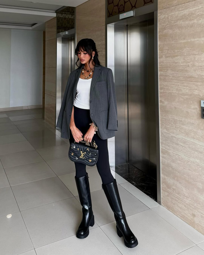 Trong một hình ảnh được đăng tải trên trang cá nhân, H'Hen Niê gây chú ý khi khoác lên người bản phối thời trang mang đậm tinh thần menswear. Để tăng thêm phần 'chanh xả', nàng hậu Ê-đê phối cùng mẫu túi xách màu đen đến từ 'nhà mốt' xa xỉ tại Pháp. Thiết kế này được đính nhiều họa tiết tạo điểm nhấn và được bán mới mức giá rơi vào khoảng 70 triệu. (Ảnh: FBNV)