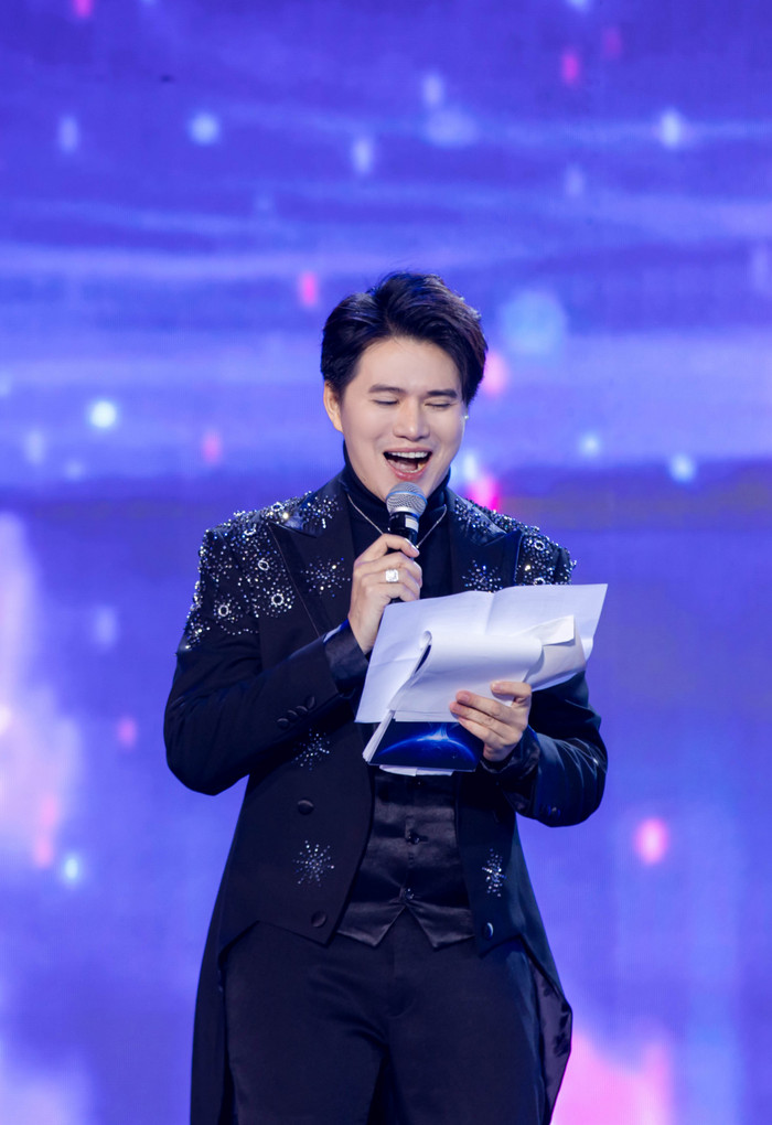 Vũ Mạnh Cường là gương mặt quen thuộc với người hâm mộ nhan sắc khi đảm nhận vai trò MC cho các cuộc thi Hoa hậu.