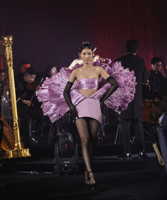 Chương trình là lời tụng ca dành cho nghệ thuật và thời trang Việt Nam thông qua màn trình diễn có một không hai của những thương hiệu thời trang cao cấp.  