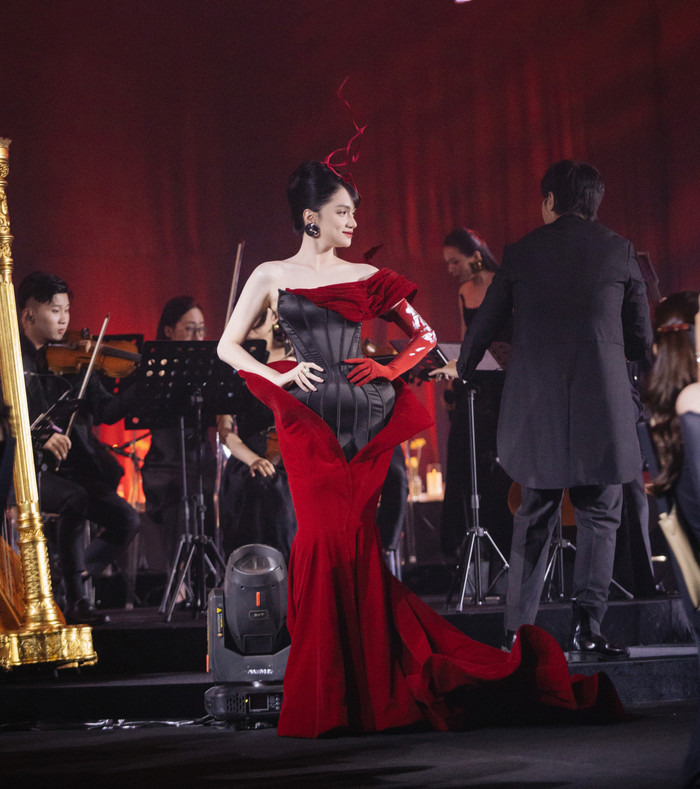 Hoa hậu Hương Giang diện bộ đồ mang đậm ý nghĩa dành cho phái đẹp.