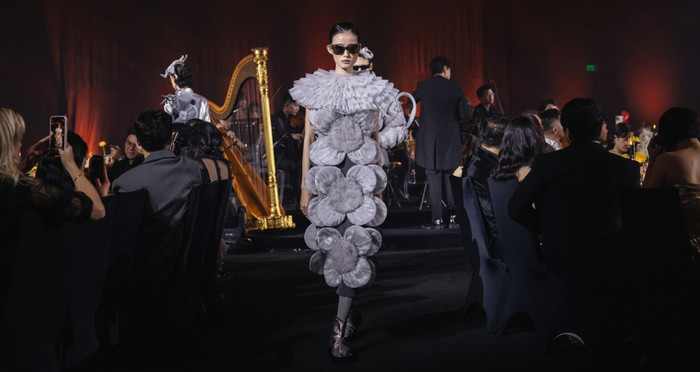 Bộ sưu tập “Peace Dream Part 2” của SBHN tạo ấn tượng bởi những cánh hoa xếp lớp đan chồng lên nhau.