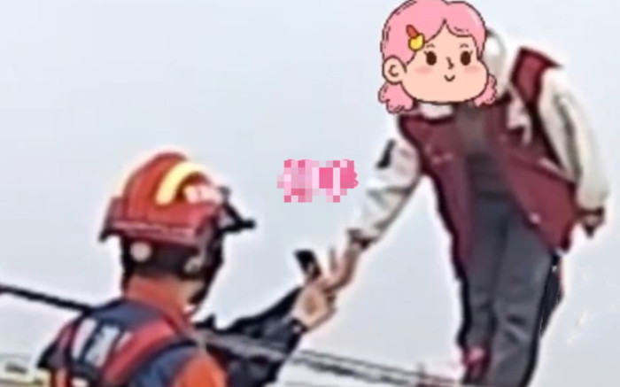 Xúc động trước hình ảnh cảnh sát kiên nhẫn thuyết phục cô gái định nhảy lầu suốt 4 giờ đồng hồ Ảnh 2