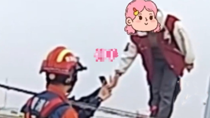 Cảnh sát kiên nhẫn 4 tiếng đồng hồ để khuyên cô gái không làm chuyện dại dột.