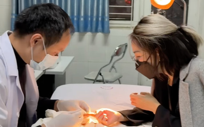 Nữ ca sĩ Việt gặp sự cố đầy đau đớn, tình trạng hiện ra sao? Ảnh 2