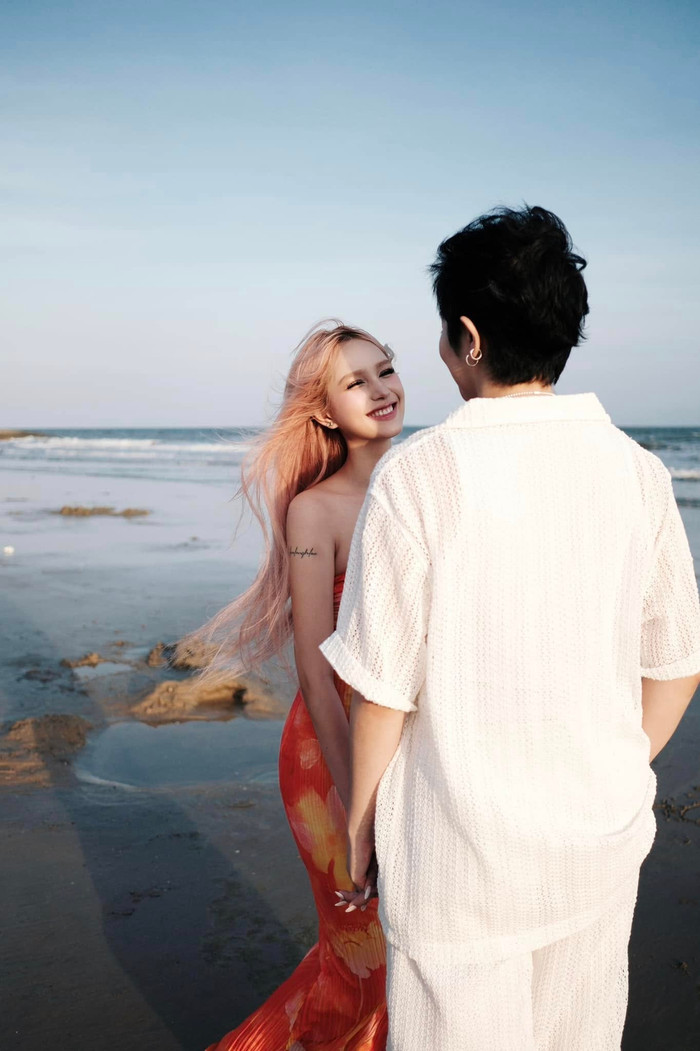 Xoài Non có biểu cảm hạnh phúc khi chụp ảnh cùng Gil Lê. (Ảnh FBNV)