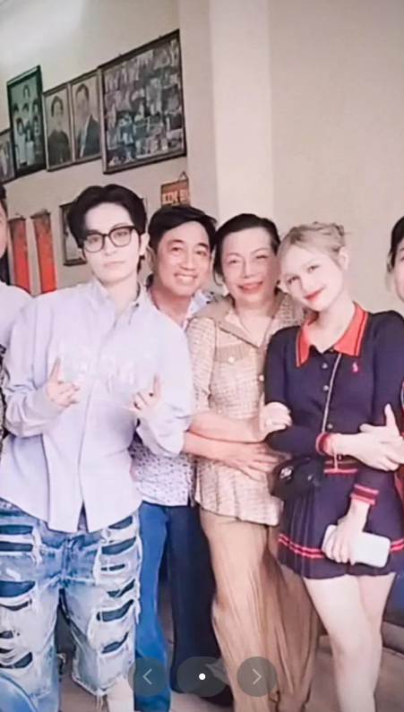 Gần đây, xuất hiện hình ảnh Xoài Non vui vẻ chụp ảnh cùng mẹ của Gil Lê. 