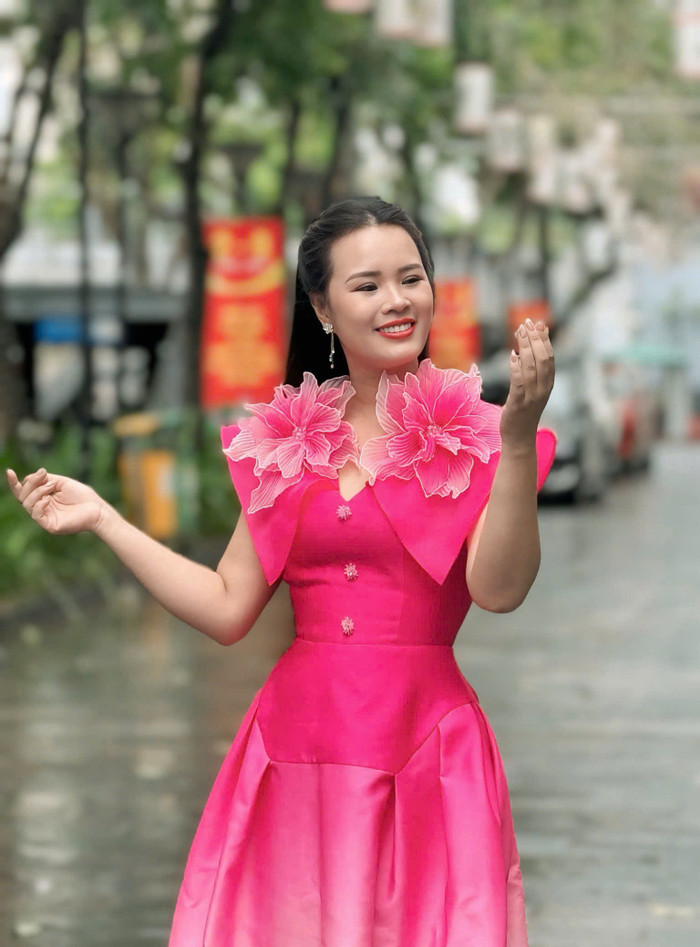 “Thay vì đắm chìm trong chiến thắng, tôi nhắc nhở bản thân cần hành động. Ngôi vị hoa hậu giúp nhiều người biết đến nên tôi muốn dùng sức ảnh hưởng đó để lan tỏa những điều tích cực, tham gia các dự án cộng đồng, giúp những hoàn cảnh khó khăn”, người đẹp cho hay. 