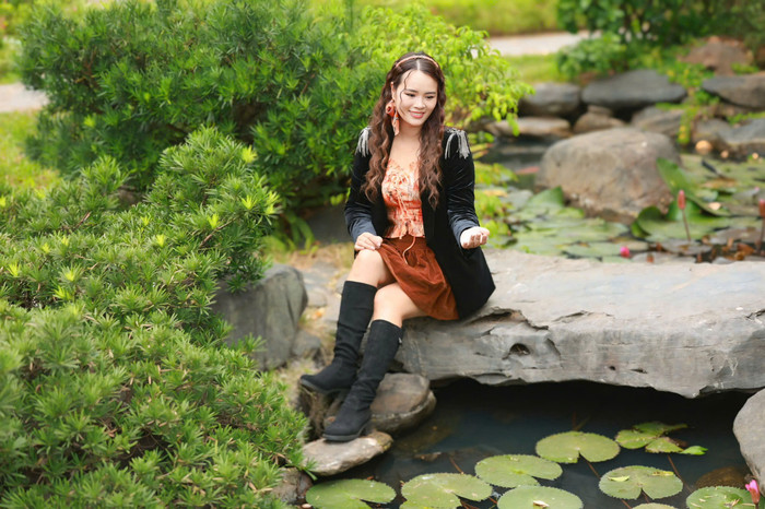 Phạm Thị Ngọc Thanh là một nhà văn, nhà thơ nổi tiếng trên văn đàn từ năm 2012, từng xuất bản nhiều đầu sách như 'Ba bước tới mặt trời', 'Hình hài của gió', 'Khi mình đi qua nhau', 'Những cánh đồng cổ tích'… Yêu thích văn hoá đọc, cô mở công ty phát hành sách.