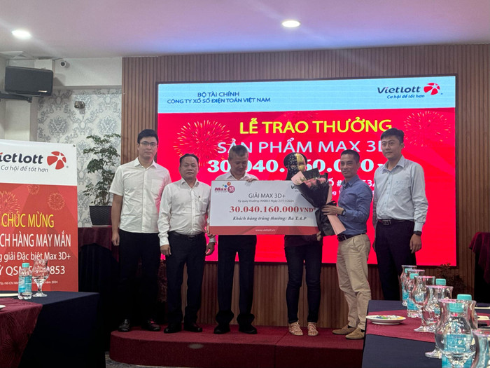 Chị A. nhận giải thưởng lớn nhờ lựa chọn dãy số cầu may mắn cuối năm.