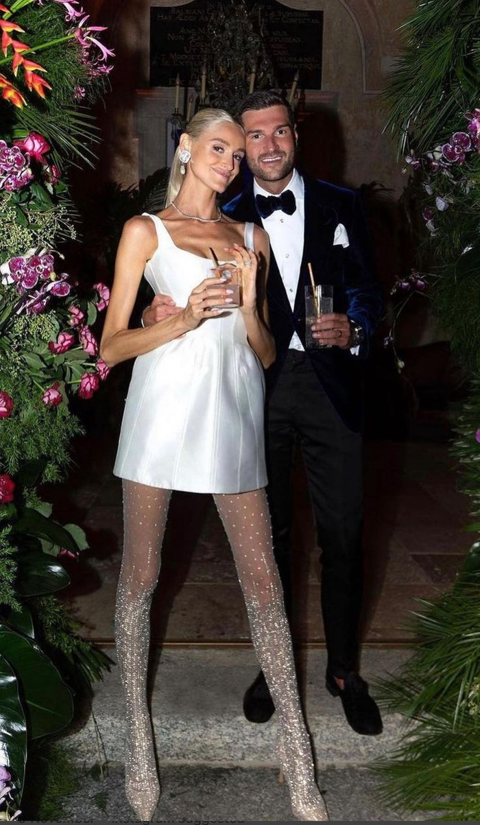 Nếu bạn là người theo đuổi phong cách tối giản, váy được làm từ chất liệu satin cứng cáp hoặc mềm mại vô cùng phù hợp với tính cách của bạn. Chiếc váy vừa giúp bạn dễ dàng di chuyển trong những buổi tiệc mà còn toát được khí chất quyến rũ, nữ tính. Hãy kết hợp thêm với phụ kiện như vòng cổ, cài tóc hoặc vớ lấp lánh như trong ảnh để tổng thể không bị quá đơn điệu. 