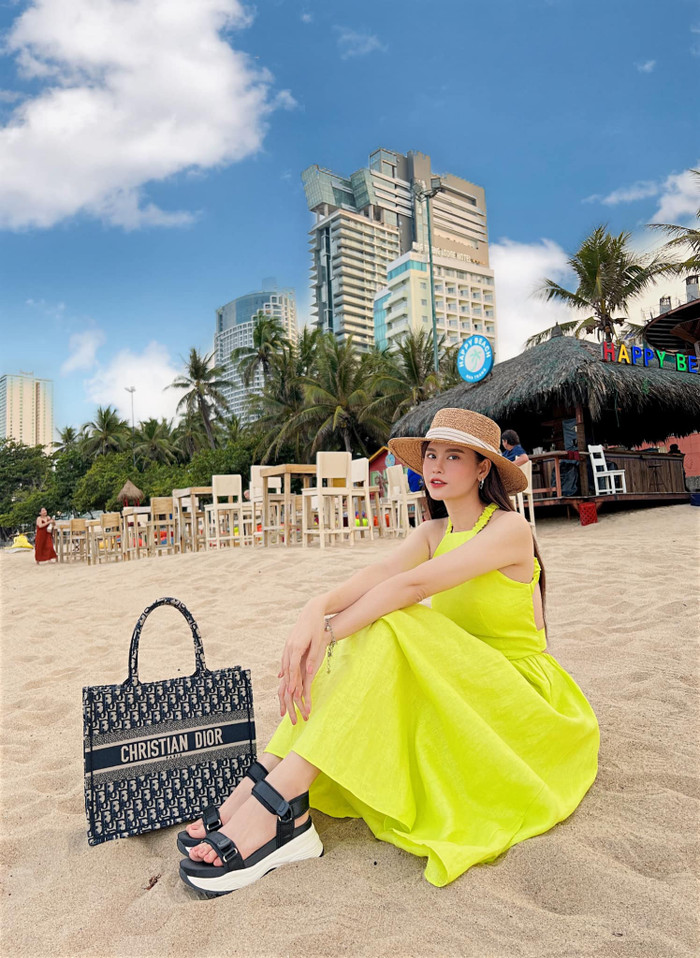 Trương Quỳnh Anh không quên phối đồ cùng phụ kiện hàng hiệu để tăng thêm phần 'chanh xả'. (Ảnh: FBNV)