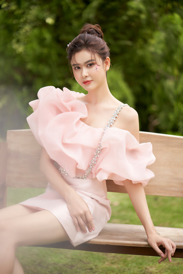 Trương Quỳnh Anh ngày càng thăng hạng về sắc vóc và gu thời trang. (Ảnh: FBNV)