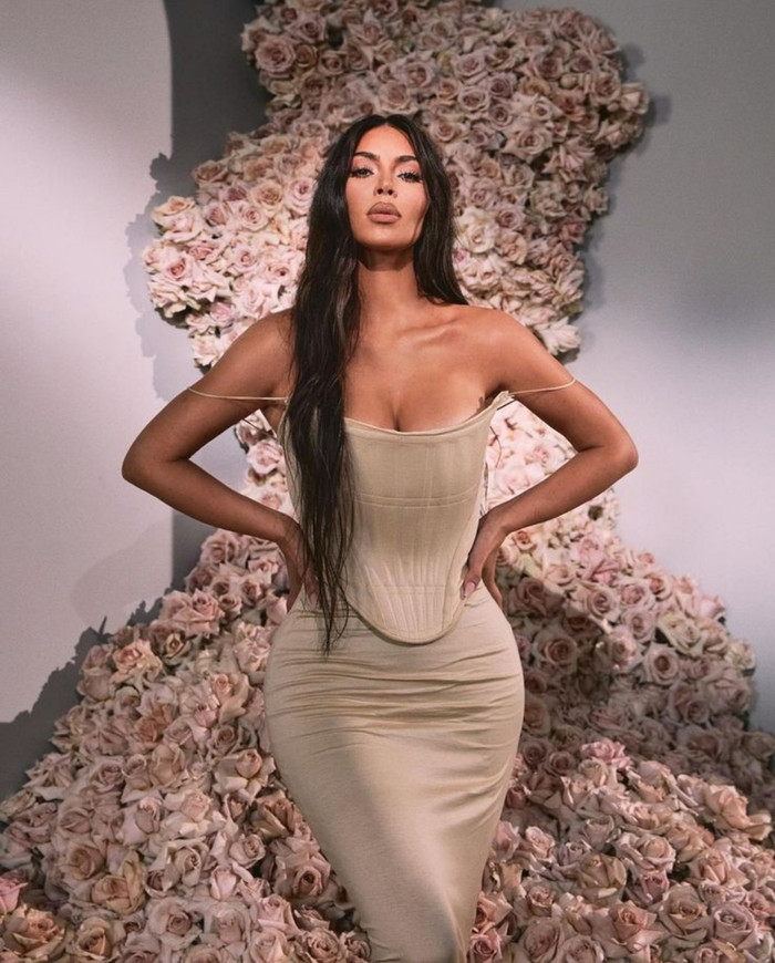 Kim Kardashian luôn mang đến những xu hướng thời trang mới. 
