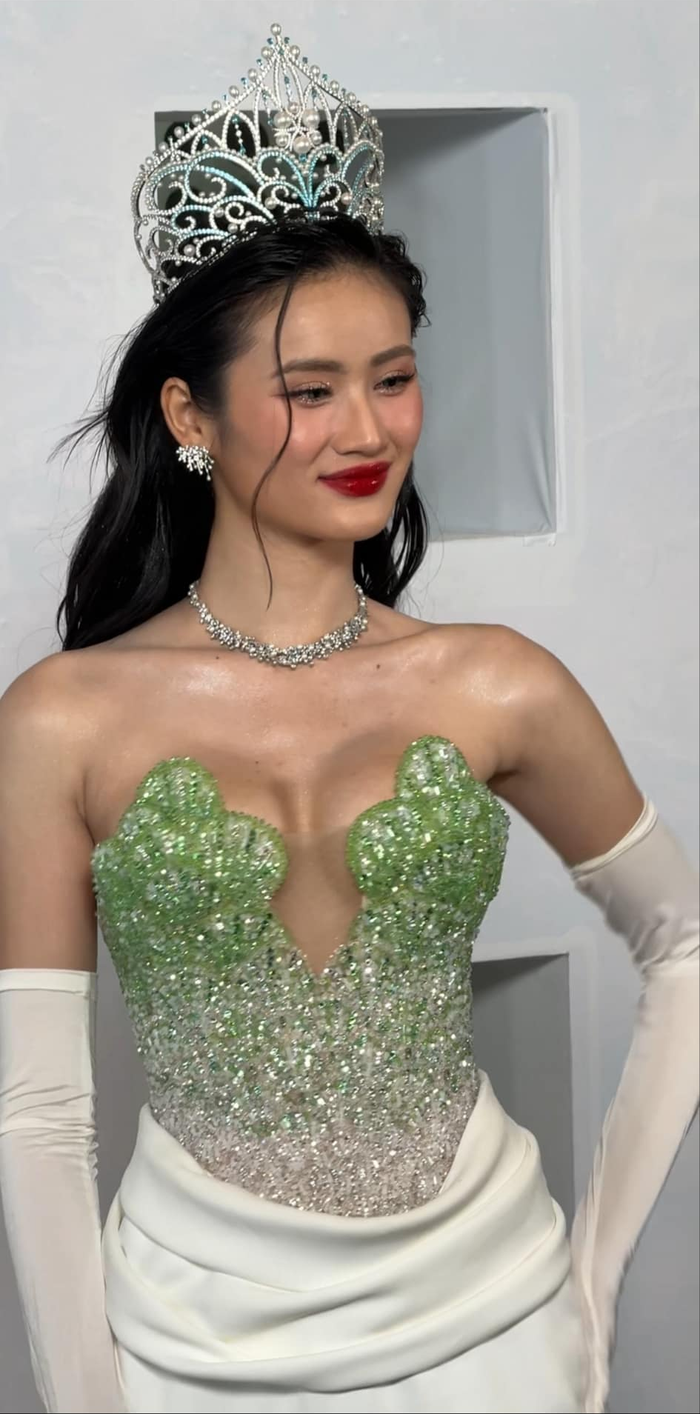 Hoa hậu Ý Nhi khoe vòng một gợi cảm trong váy áo xẻ sâu.