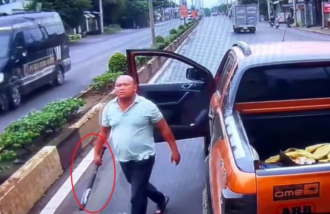 Người đàn ông cầm gậy sắt đe dọa tài xế.