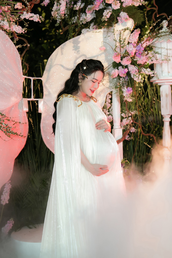 Nhật Kim Anh xinh đẹp rạng ngời trong bữa tiệc thông báo tin vui. Ảnh: FBNV