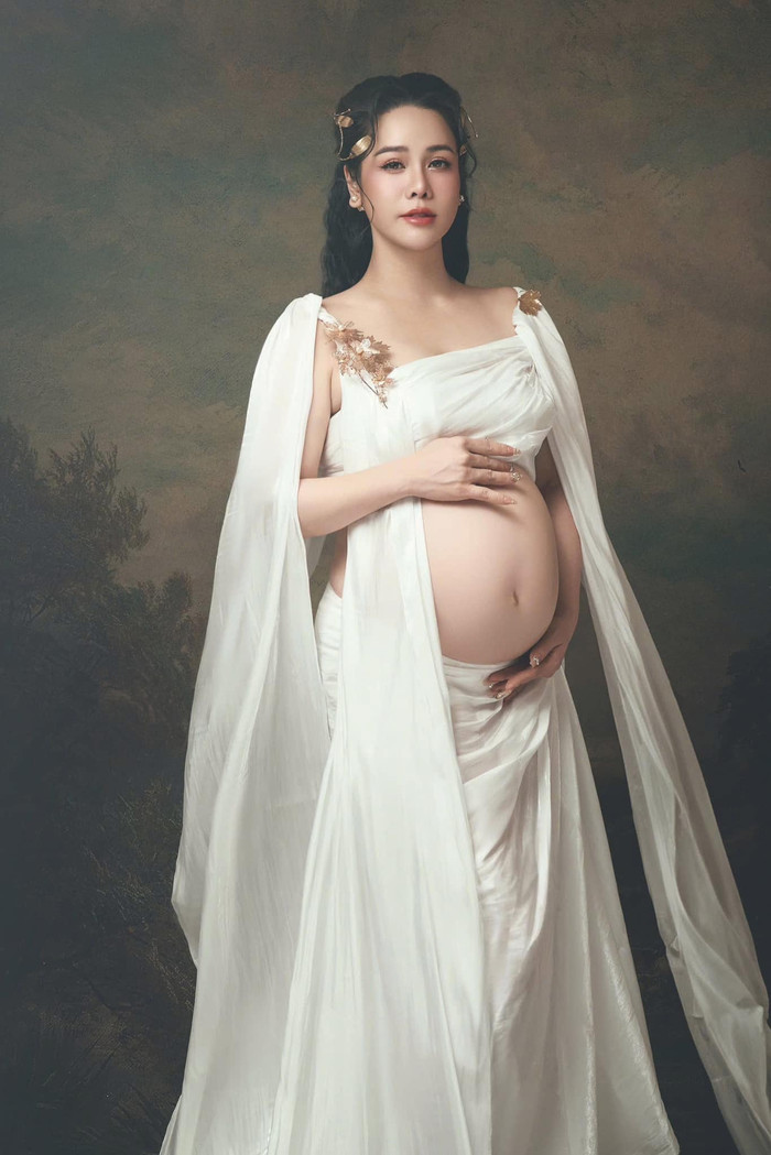 Nhiều khán giả nhận xét, Nhật Kim Anh không có quá nhiều sự thay đổi về nhan sắc trong thời gian mang bầu. Ảnh: FBNV