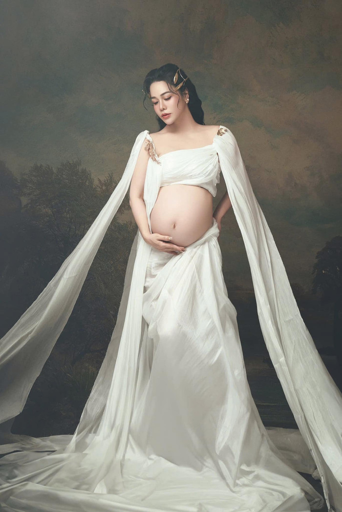 Nhật Kim Anh tự tin thả dáng trước ống kính. Ảnh: FBNV