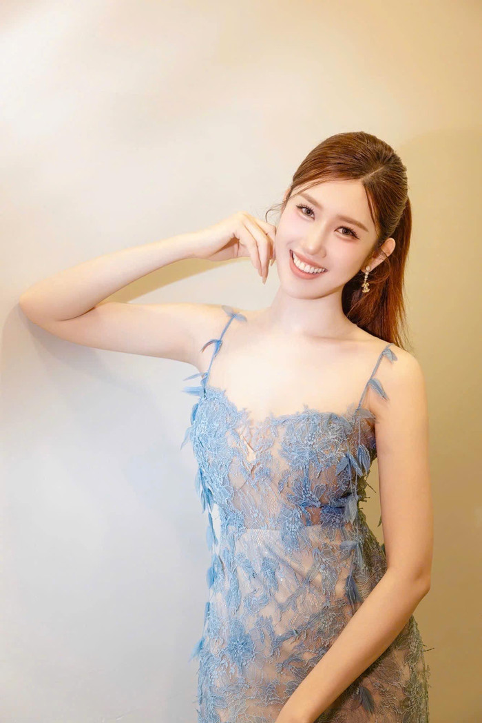 Thuý Ngân không ngần ngại phô trọn vóc dáng với chiếc váy xuyên thấu. Ảnh: FBNV