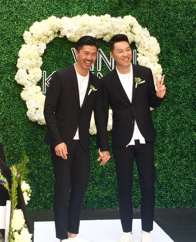 Vương Hiền Chí (phải) và bạn trai.