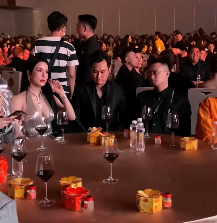 Diệp Lâm Anh không giấu khỏi sự bối rối khi chồng cũ và bạn thân của chồng cũ đến ngồi cùng một bàn tiệc. Ảnh: Sưu tầm