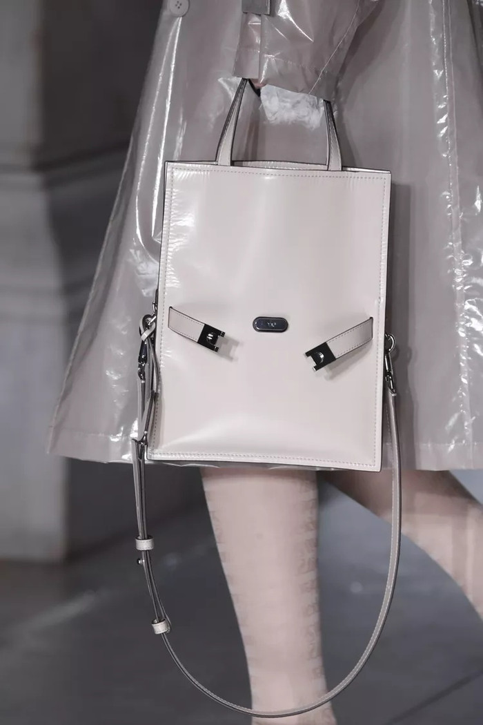 Thắt lưng không chỉ làm đẹp vòng eo mà còn “chạy đua” trên các thiết kế túi xách. Từ những chiếc túi xô tinh tế của Toteme đến túi vuông vắn gợi cảm của Versace và biểu tượng như Birkin của Hermès, chi tiết này tạo điểm nhấn cực kỳ thời thượng. Điển hình là minh tinh Katie Holmes liên tục gây chú ý khi diện một chiếc túi tote thắt lưng màu kem thanh lịch trong thời gian gần đây.