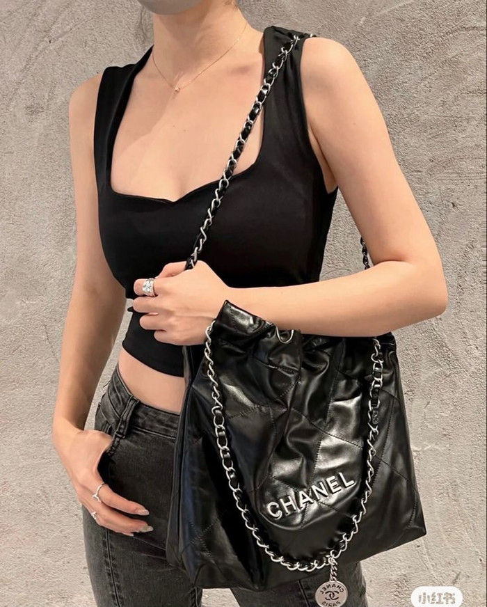 Nếu bạn yêu thích sự sang trọng và nổi bật, túi xách có dây đeo xích là lựa chọn không thể bỏ qua. Chanel từng là “tượng đài” của phong cách này, nhưng năm nay, Loewe và Alexander McQueen đã biến tấu đầy sáng tạo với xích kim loại, từ ví cầm tay thanh lịch đến kiểu dáng độc đáo hình quả cầu. Dây xích lấp lánh mang đến vẻ ngoài đủ “lễ hội” để bạn tự tin trong các bữa tiệc nhưng vẫn đủ linh hoạt để diện hàng ngày.