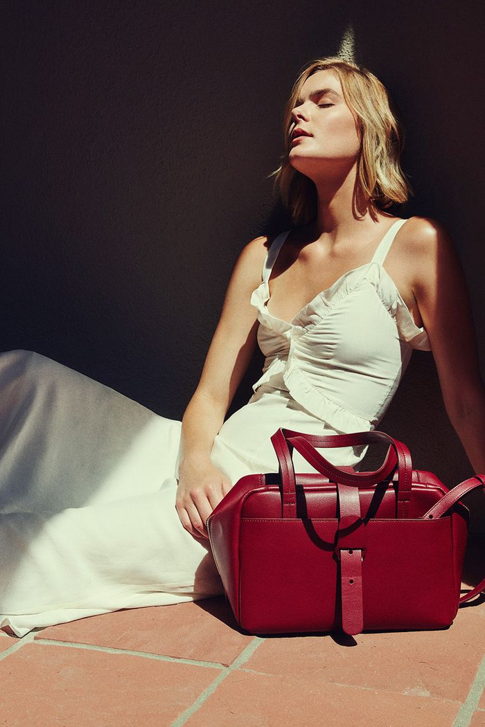 Những chiếc túi Doctor (túi bác sĩ) với thiết kế đáy phẳng, cứng cáp trở lại đầy ngoạn mục trên các sàn diễn của Hermès, Louis Vuitton và Prada. Với phom dáng cổ điển nhưng vẫn sang trọng, chiếc túi này kết hợp hoàn hảo với găng tay da, khăn quàng cổ và mũ trùm đầu, mang đến vẻ ngoài thanh lịch và kiêu kỳ. Một chiếc túi Doctor không chỉ tiện dụng mà còn nâng tầm thời trang mùa đông của bạn.