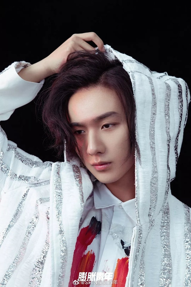 Lý Hoành Nghị vướng nhiều bê bối, từ hành động sàm sỡ bạn diễn nữ tới thờ ơ trước đồng nghiệp. 