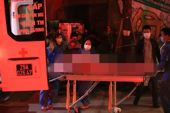 Nạn nhân được đưa ra khỏi hiện trường vụ cháy