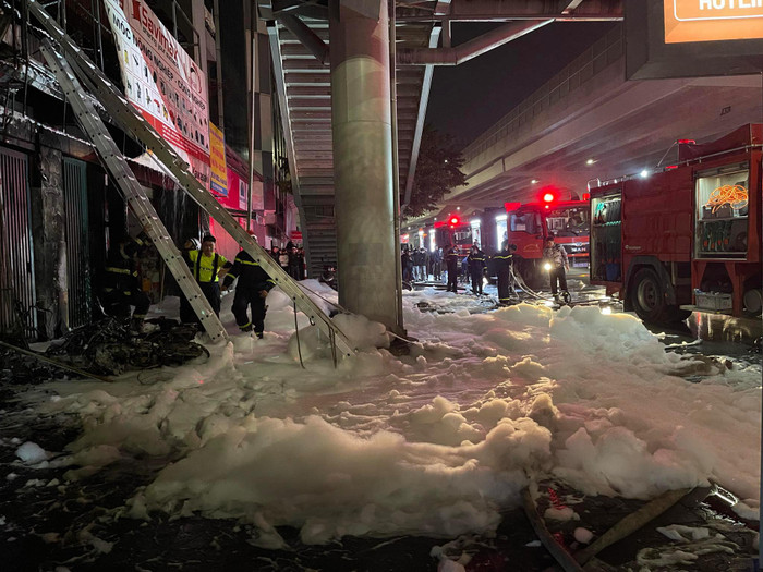Chú Trung - một người dân khác ở gần hiện trường cho biết, chú đã nói chuyện với chủ quán và được cho biết, nguyên nhân do mâu thuẫn tại quán. 'Một bên sau đó đã đi về rồi quay lại ném xăng, gây ra vụ hỏa hoạn”, chú Trung thuật lại lời chủ quán.