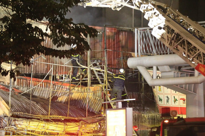 Một người dân gần nơi xảy ra vụ cháy cho biết, khoảng 11h20, trong lúc đang ngủ thì nghe thấy tiếng hô hoán nên chạy ra xem. Lúc đó, ngọn lửa đã bùng lên tầng 3, lực lượng chức năng đã có mặt. Có 4-5 người ở tầng 4, được lực lượng chức năng cứu hộ. Lúc đưa xuống vẫn còn cử động. Sau đó, ngọn lửa bùng lên và lan sang quán bên cạnh. Người dân này cũng chứng kiến nhiều nạn nhân được lực lượng chức năng khiêng bằng cáng y tế ra ngoài, nghi đã tử vong.