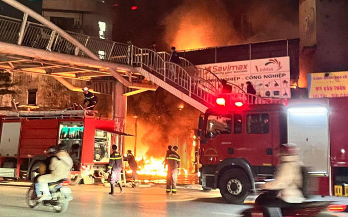 Hiện trường hỗn loạn vụ cháy tại quán hát ở Hà Nội làm 11 người tử vong Ảnh 2