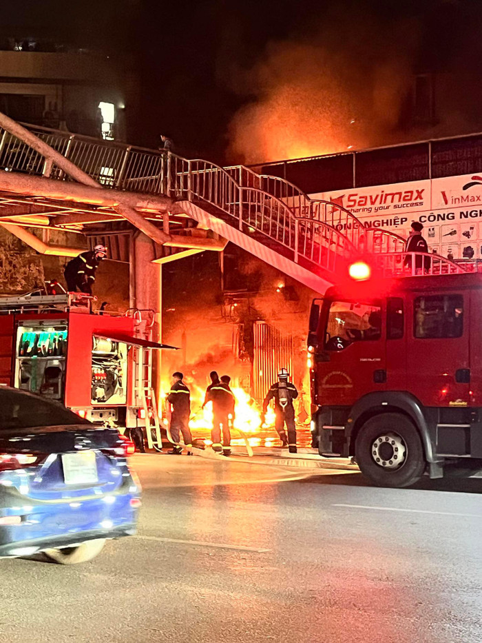 Lực lượng chức năng nỗ lực dập lửa