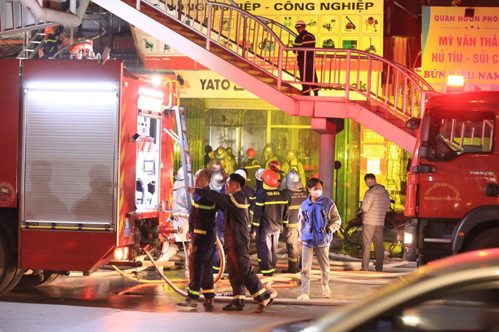 Lực lượng chức năng có mặt tại hiện trường vụ cháy