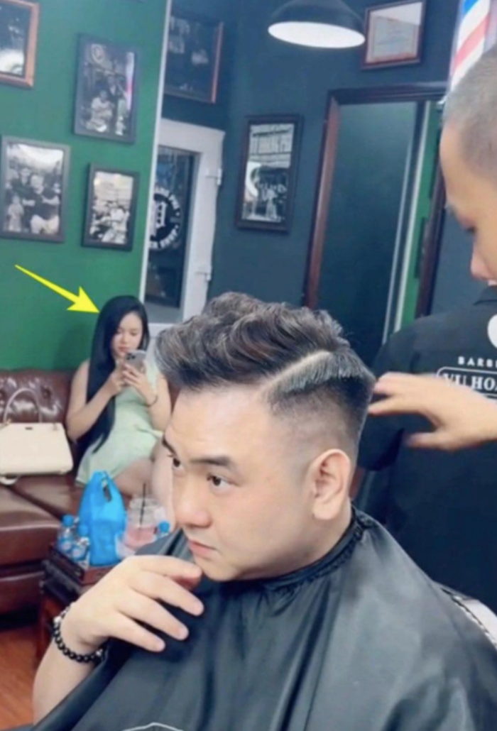 Chồng cũ Xoài Non và bạn gái tên Ý Nhi công khai xuất hiện cùng nhau. (Ảnh: Sưu tầm)