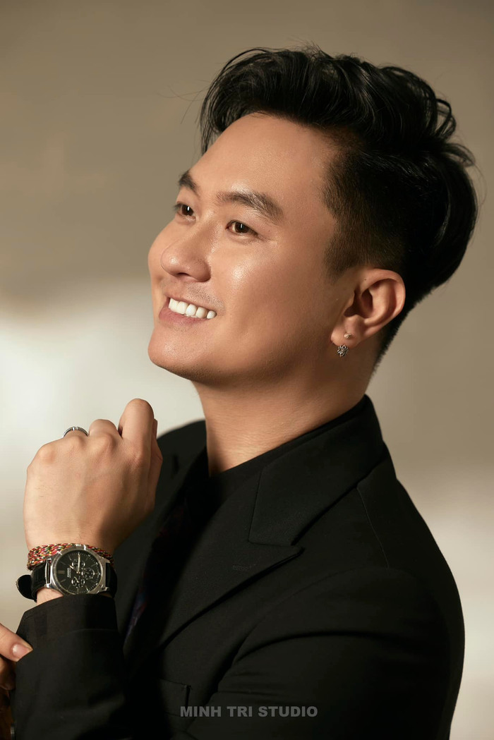 Hình ảnh cận diễn viên Anh Tuấn - người ngồi giữa Diệp Lâm Anh và chồng cũ trong sự kiện mới nhất. Ảnh: FBNV