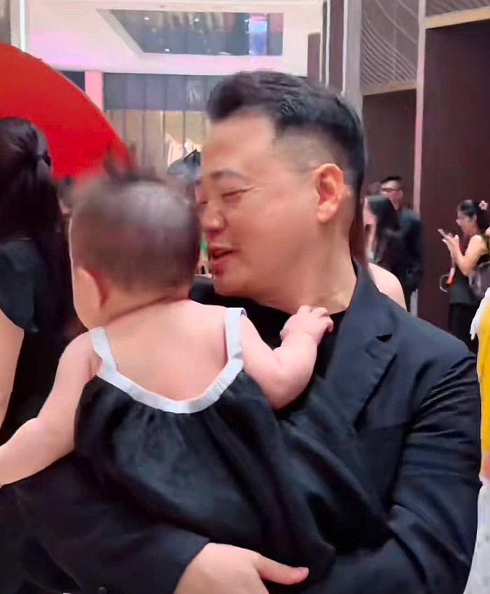 Shark Bình chăm con cực khéo. Ảnh: Chụp màn hình