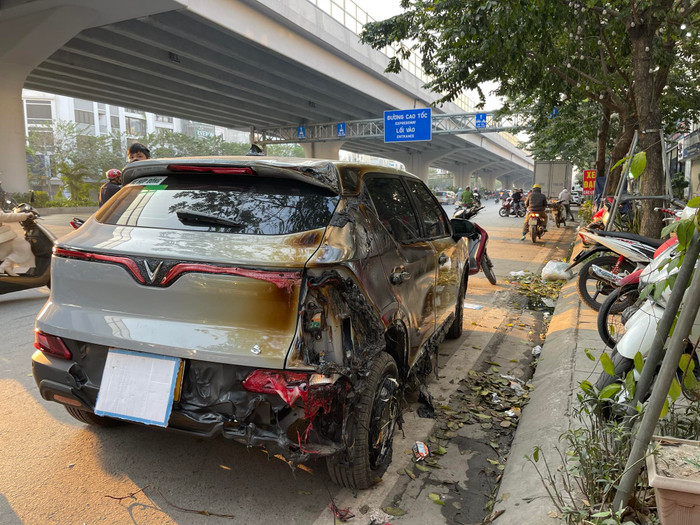 Một phương tiện bị hư hỏng do bị ảnh hưởng bởi vụ cháy kinh hoàng