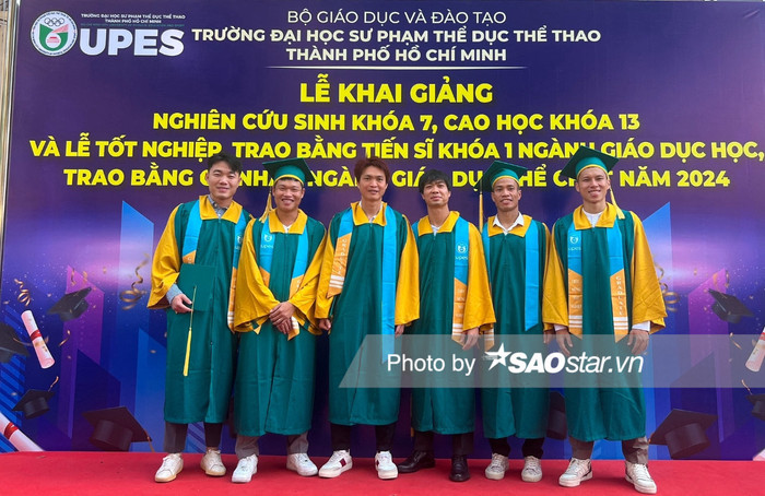 Sáng ngày 19/12, Công Phượng, Xuân Trường và 4 cầu thủ đã tham dự lễ tốt nghiệp ở trường Đại học Sư phạm Thể dục Thể thao TP.HCM.