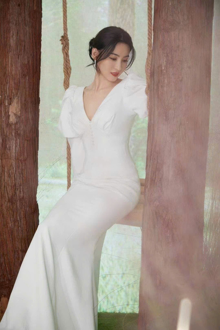 Trương Bá Chi giữ vóc dáng thon gọn ở U50. Ảnh: Sina